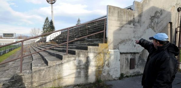 DO ČLÁNKU! Schátraná časť štadióna sa zbúra. Foto: Radovan Stoklasa