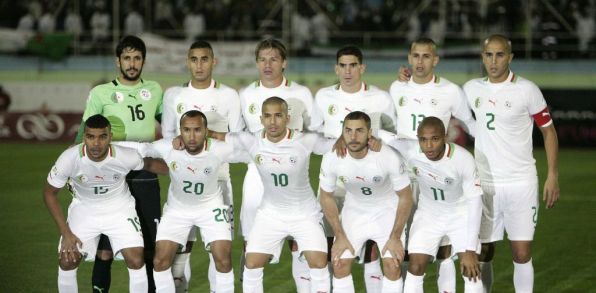 Na archívnej snímke z 19. novembra 2013 alžírsky futbalový tím pózuje pred začiatkom kvalifikačného zápasu na MS 2014 proti Burkina Faso v alžírskom meste Blida.  Foto: TASR/ AP