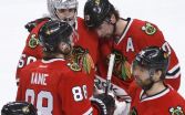 Hráči Chicaga Blackhawks Patrick Kane (88), Corey Crawford (50), Patrick Sharp (10) a Michal Handzuš po prehre 4:5 po predĺžení v rozhodujúcom siedmom finálovom súboji play-off Západnej konferencie NHL proti Los Angeles Kings. Foto: TASR/AP 