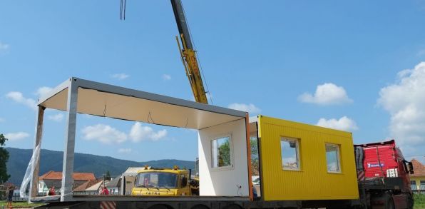 Slávnostné uloženie prvých kontajnerov na dvore Základnej školy s materskou školou v Hrabušiciach. Foto: TASR/Oliver Ondráš