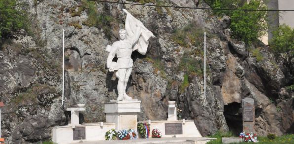 Predstavitelia mesta Žarnovica a obyvatelia si uctili pamiatku položením vencov k pamätníku. 