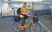 Na štarte. Kilogramy pošty vozieva pani Mária aj na bicykli.