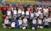 Koniec školského roka sa ani u futbalistov nezaobišiel bez vysvedčenia.