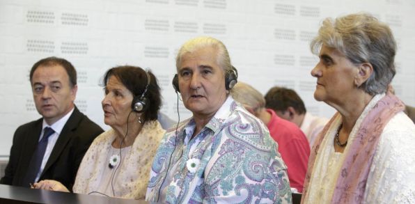 Ženy z bosnianskeho mesta Srebrenica čakali na rozhodnutie súdu 16. júla 2014 v Haagu. (Zdroj:TASR)