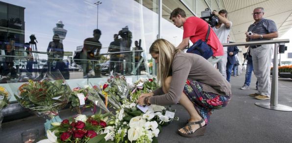 Na snímke ľudia kladú kvety pred halou na medzinárodnom letisku Schiphol v holandskom Amsterdame AP Photo/Phil Nijhuis