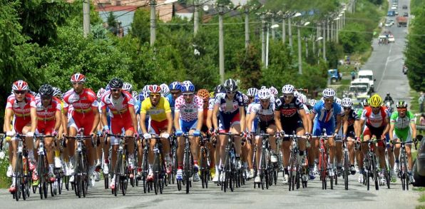 Cyklisti sa budú presúvať aj cez územie Slovenska. Foto TASR/Dušan Hein