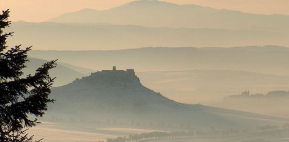 Sedlo Chvalabohu ponúka pôsobivé výhľady. Na snímke Spišský hrad a Kráľova hoľa.