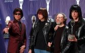 členovia skupiny Ramones, zľava  Dee Dee Ramone, Johnny Ramone, Tommy Ramone a Marky Ramone pózujú s cenami po uvedení  do Rock'n'rollovej siene slávy (Zdroj: TASR/AP)