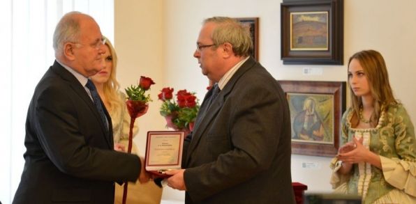 Ján Londák preberá ocenenie in memoriam pre svoju manželku od ministra Čaploviča. Foto: minedu.sk