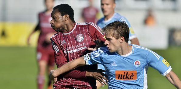 Peter Nworah z Podbrezovej (vľavo) a obranca Branislav Niňaj zo Slovana (zdroj: TASR)