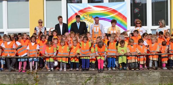 Celá škôlka sa zaodela do oranžovej farby.