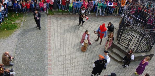 Divadelné podujatie pri príležitosti pripomenutia si významnej osobnosti spájanej s mestom Levoča Juliany Korponay – legendárnej Levočskej bielej panej v deň 300. výročia jej skutočnej popravy.
