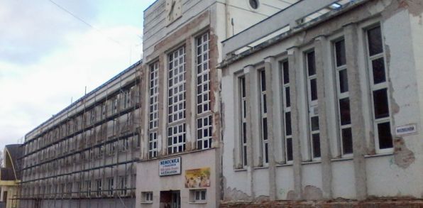 Na opravovanej časti budovy v súčasnosti nie je žiadny obklad.
