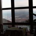 Čašník mi dovolí fotiť a tak robím pár záberov s úžasnou panorámou v pozadí.