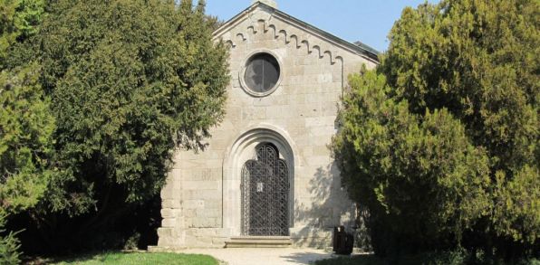 Mauzóleum neorománskeho slohu dal postaviť v roku 1887 tekovský župan gróf Viliam Migazzi po smrti svojej manželky Antónie Migazziovej, rodenej Marczibányiovej. Leží v krásnom prostredí parku so vzácnymi smútočnými previsnutými smrekmi.