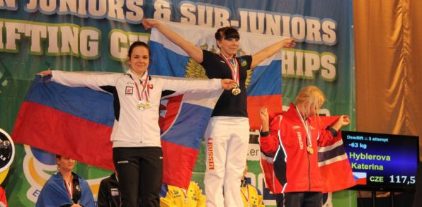 Iveta Jurčíková (prvá zľava) na stupni víťazov