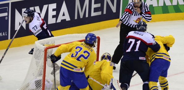 Na snímke vľavo v pozadí Martin Réway (Slovensko) sa raduje po strelení gólu, druhý sprava Juraj Mikúš (Slovensko), druhý zľava brankár Anders Nilsson, vľavo Magnus Nygren (obaja Švédsko). (Zdroj: TASR)