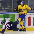Na snímke na ľade Martin Réway (Slovensko) a vpravo Joel Lundqvist (Švédsko). (Zdroj: TASR)