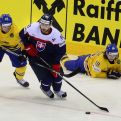Na snímke uprostred Tomáš Tatar (Slovensko), vľavo Gustav Nyquist a vpravo Calle Järnkrok (obaja Švédsko) (Zdroj: TASR)